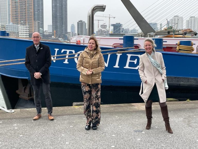 Eerste binnenvaartschip op waterstof tussen Delfzijl en Rotterdam