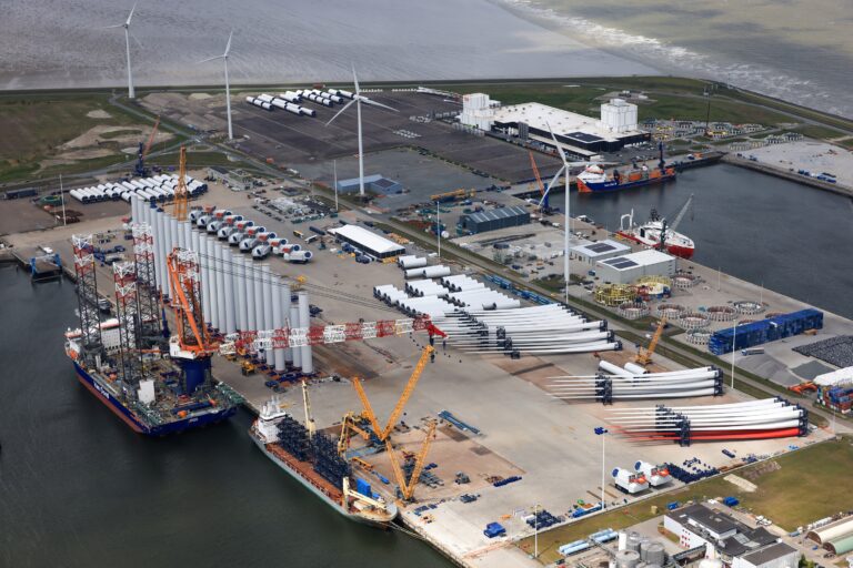 Installatie turbines Ecowende-windpark vanuit Eemshaven van start
