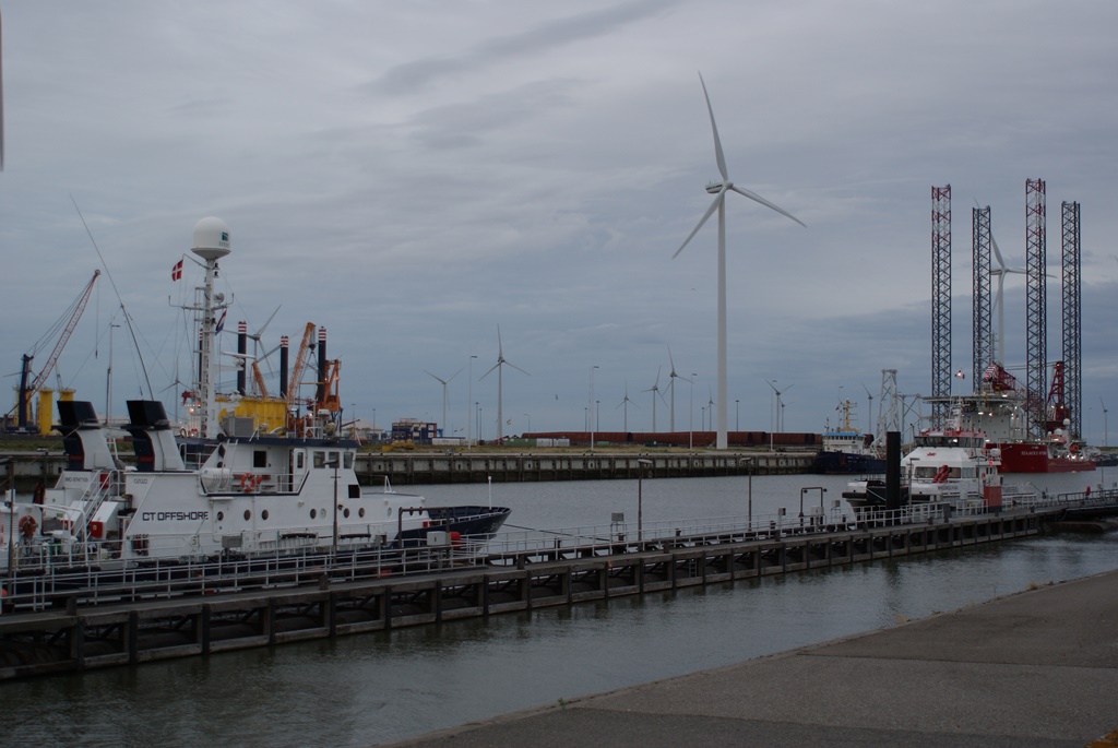 De eerste schepen liggen afgemeerd aan de nieuwe drijvende steiger van AG Ems in de Eemshaven
