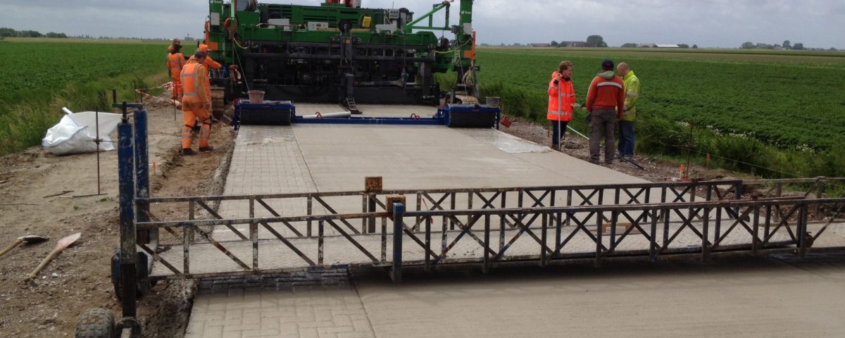 De aanleg van de betonnen wegdek van de Klaas Wiersumweg is in volle gang.