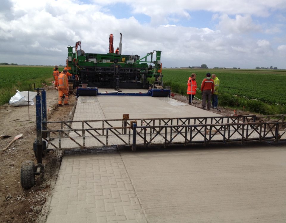 De aanleg van de betonnen wegdek van de Klaas Wiersumweg is in volle gang.