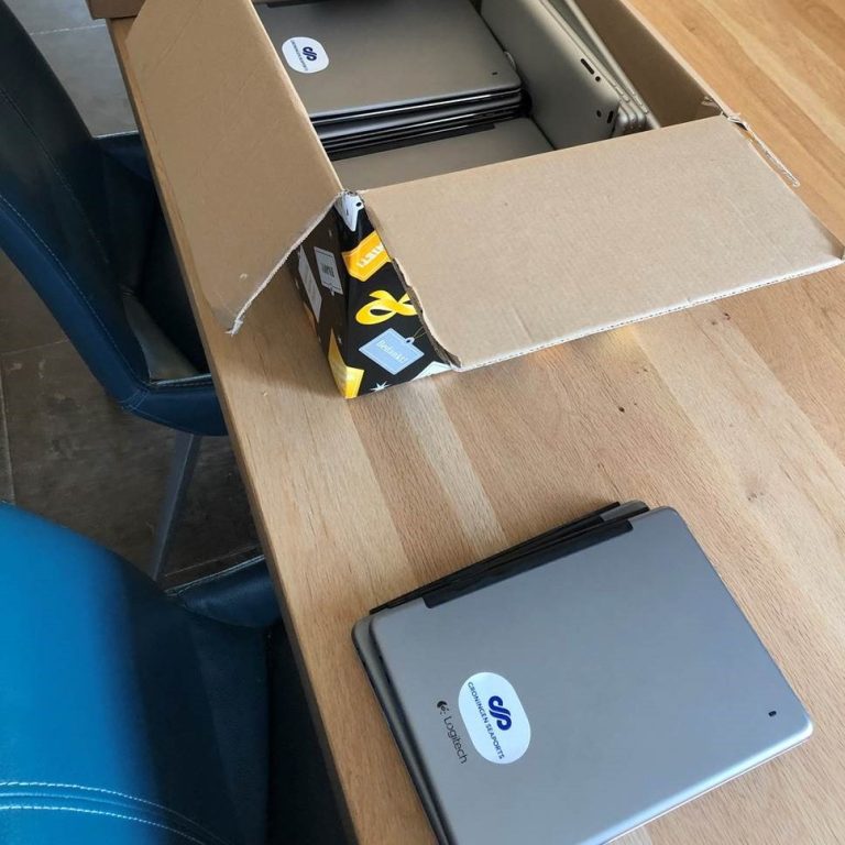 Groningen Seaports doneert iPads aan Zorgcentrum De Mieden