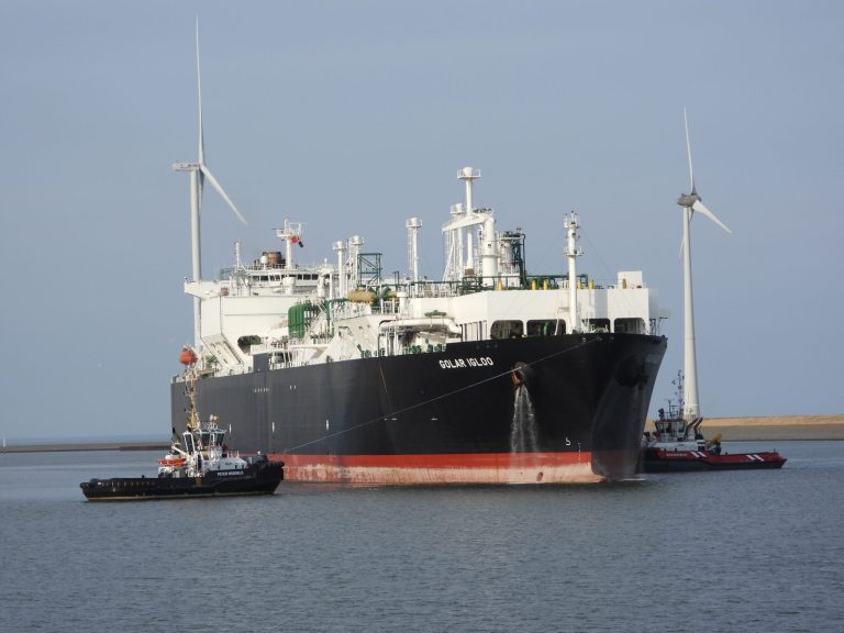 Eerste drijvende LNG-terminal aangekomen in Eemshaven