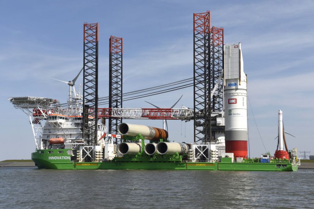 Installatieschip Innovation van DEME / GeoSea vaart de Eemshaven uit met de eerste monopiles aan boord voor het windpark Merkur Offshore (foto Mariska Burema, 