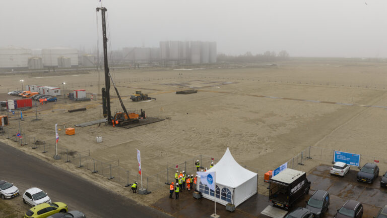 SkyNRG kondigt financiële afronding aan en start bouw van eerste fabriek voor duurzame vliegtuigbrandstof DSL-01 in Delfzijl